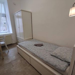 Room With Privat Shower In 3 Rooms Apartment